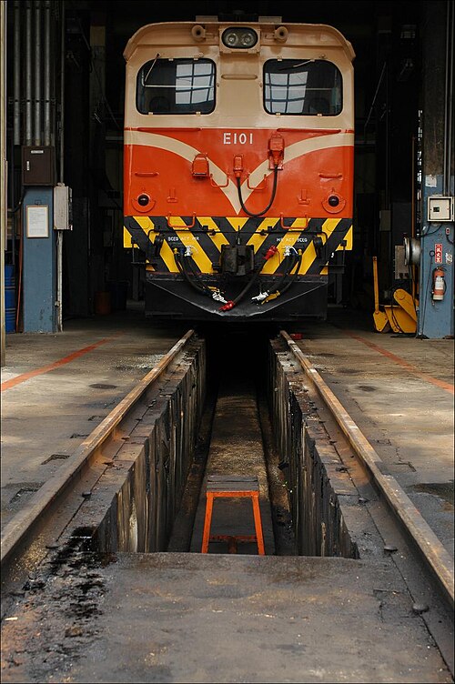 TRA E101 at Changhua Roundhouse 20080717.jpg